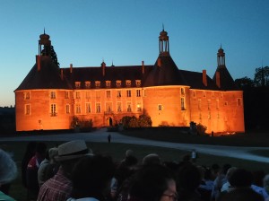 Embrasement du château de Saint-Fargeau à la tombée de la nuit - Photo Florence CAMPENON