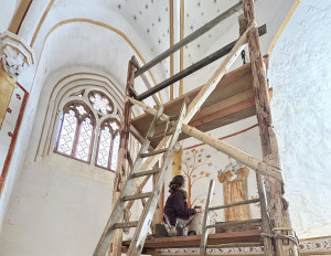 Réalisations des peintures dans la chapelle © Guédelon