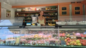 Mélanie Burgard, a bord de son camion-épicerie, le Comptoir de Nani