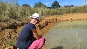 Sophie Gay, créatrice et gérante du jardin de SoGaÏa au bord de la mare qu'elle a creusée