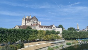 Depuis la passerelle à Auxerre, vue sur la cathédrale Saint-Etienne, la préfecture et l'abbaye Saint-Germain