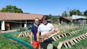 Stéphane Bellec et Dominique Rouyer dans leurs parcs à Armeau entre Joigny et Sens