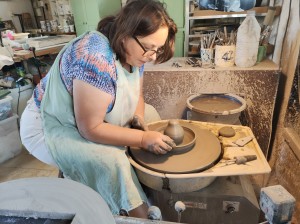 Claire Gauchot tournant une mangeoire à oiseaux