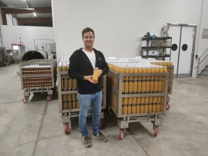 Henri Jeannequin avec en mains le velouté de butternuts fraîchement conditionné